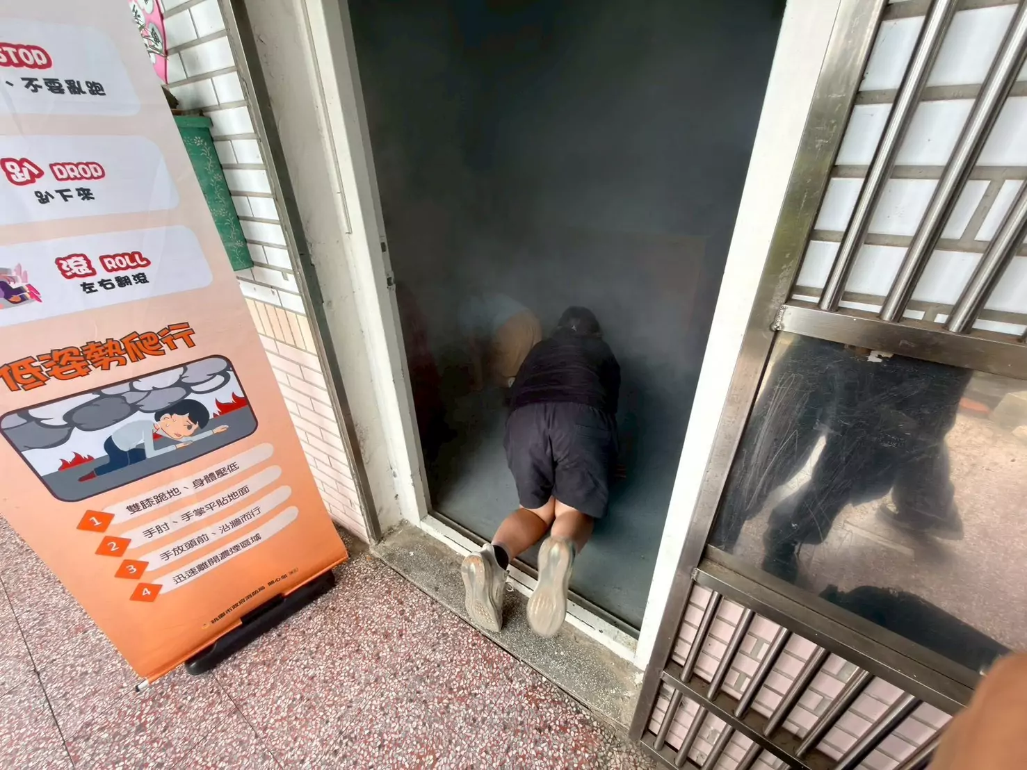 桃消青埔分隊小小消防營 煙流模型屋模擬火場逃生 桃消青埔分隊小小消防營 煙流模型屋模擬火場逃生