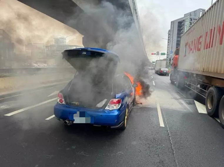 中壢驚傳汽車火警!自小客車行進間突起火 引擎室付之一炬 中壢驚傳汽車火警!自小客車行進間突起火 引擎室付之一炬