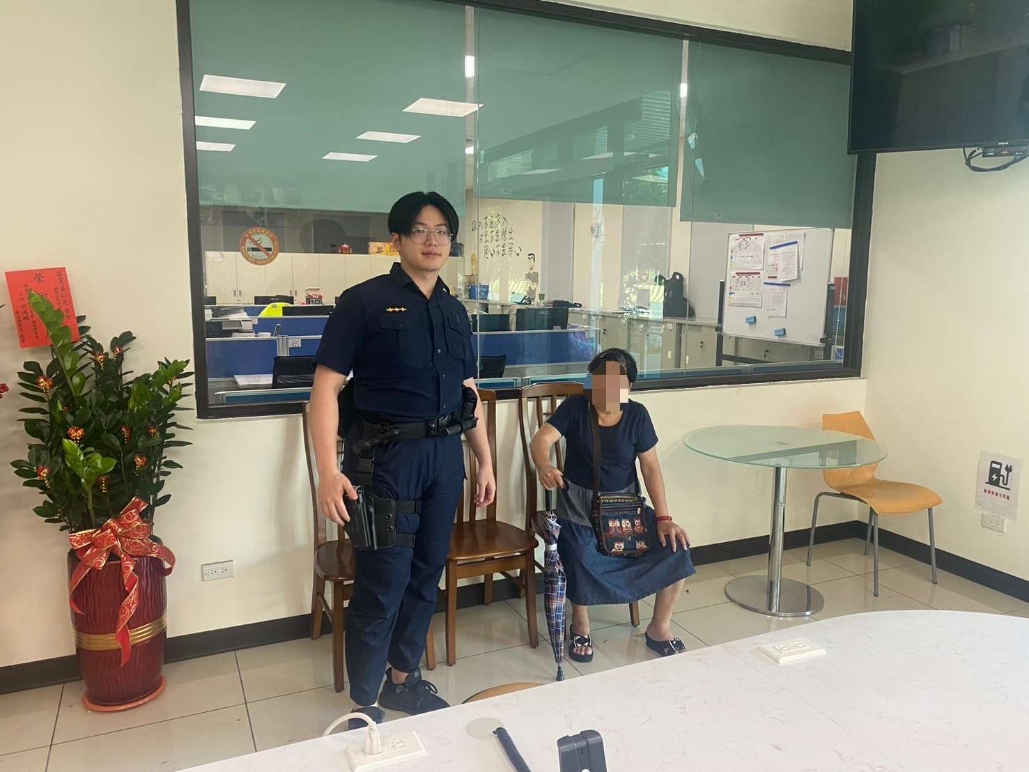 台北婦南下探親徒步迷航5小時 楊梅警暖心拼線索助團圓