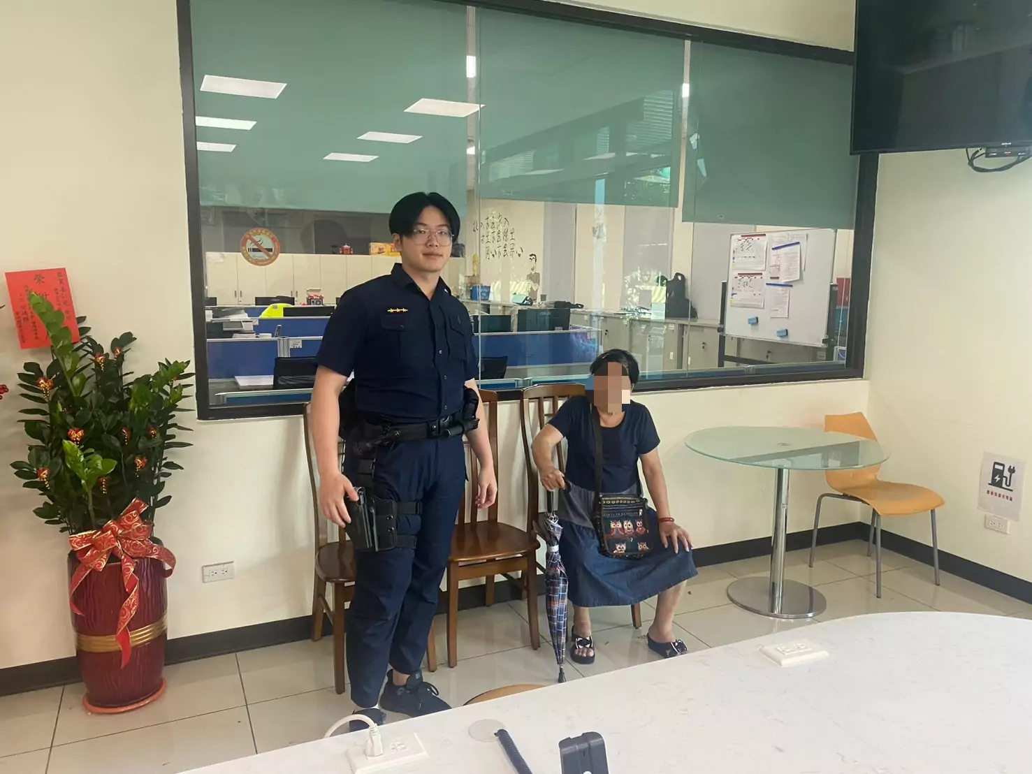 台北婦南下探親徒步迷航5小時 楊梅警暖心拼線索助團圓 台北婦南下探親徒步迷航5小時 楊梅警暖心拼線索助團圓