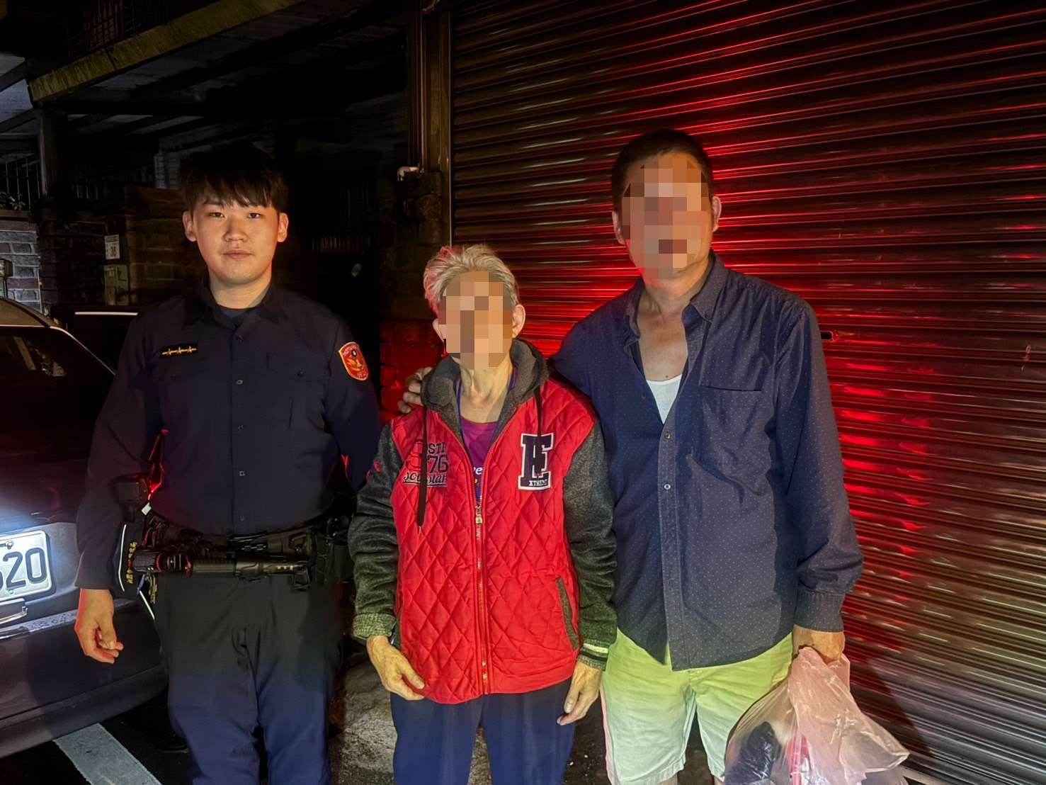 7旬婦凌晨翻窗外出找兒子 狂敲鄰居家門楊梅警暖心助返家