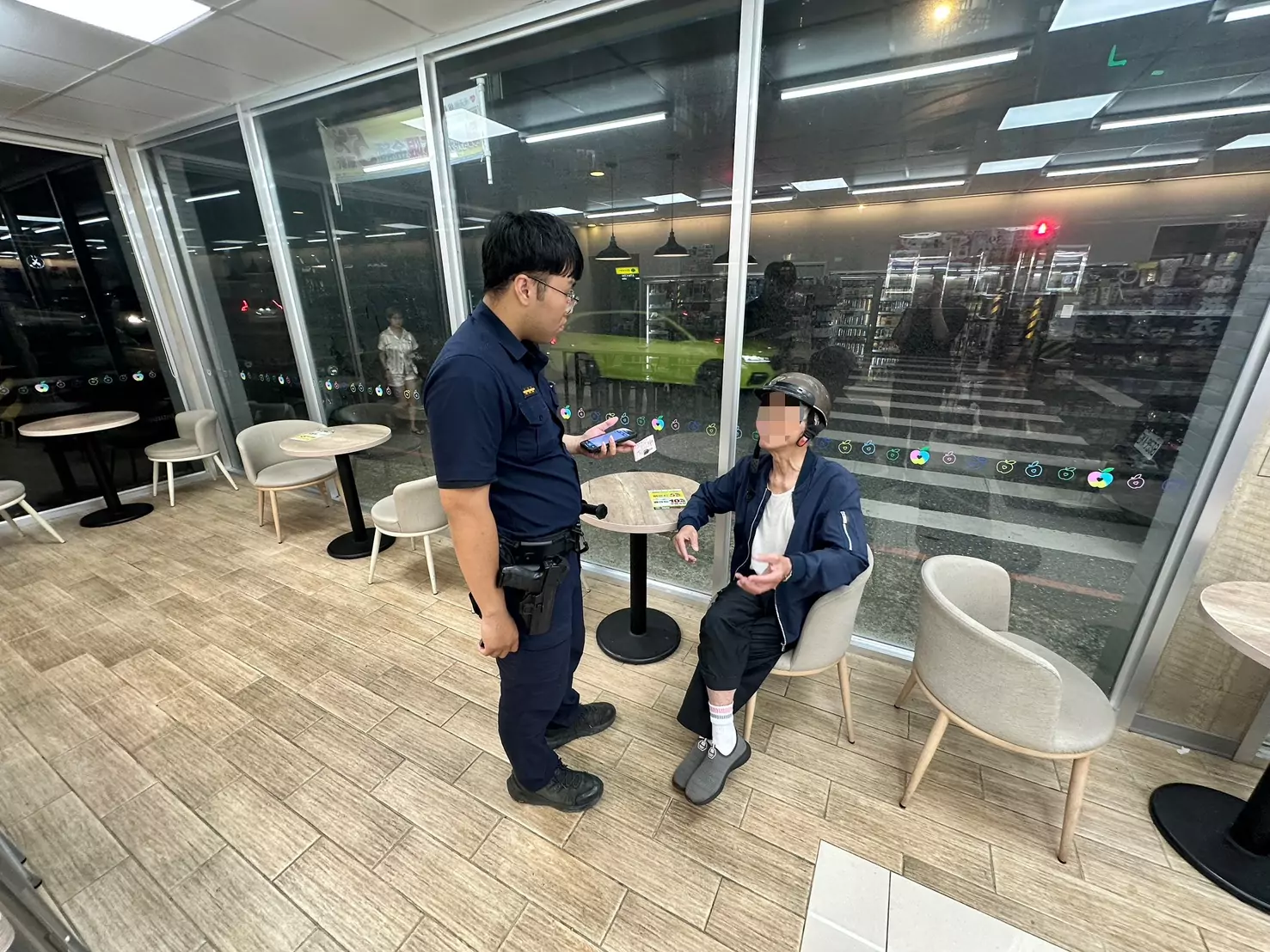 楊梅翁報案稱朋友遭反鎖超商廁所 警到場發現他與鏡中人對話 S 83787782 0