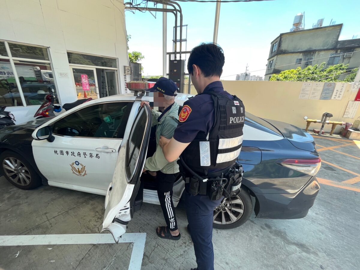 8旬翁外出購物忘記回家路 楊梅警暖心開車送返家 S 84131949 0