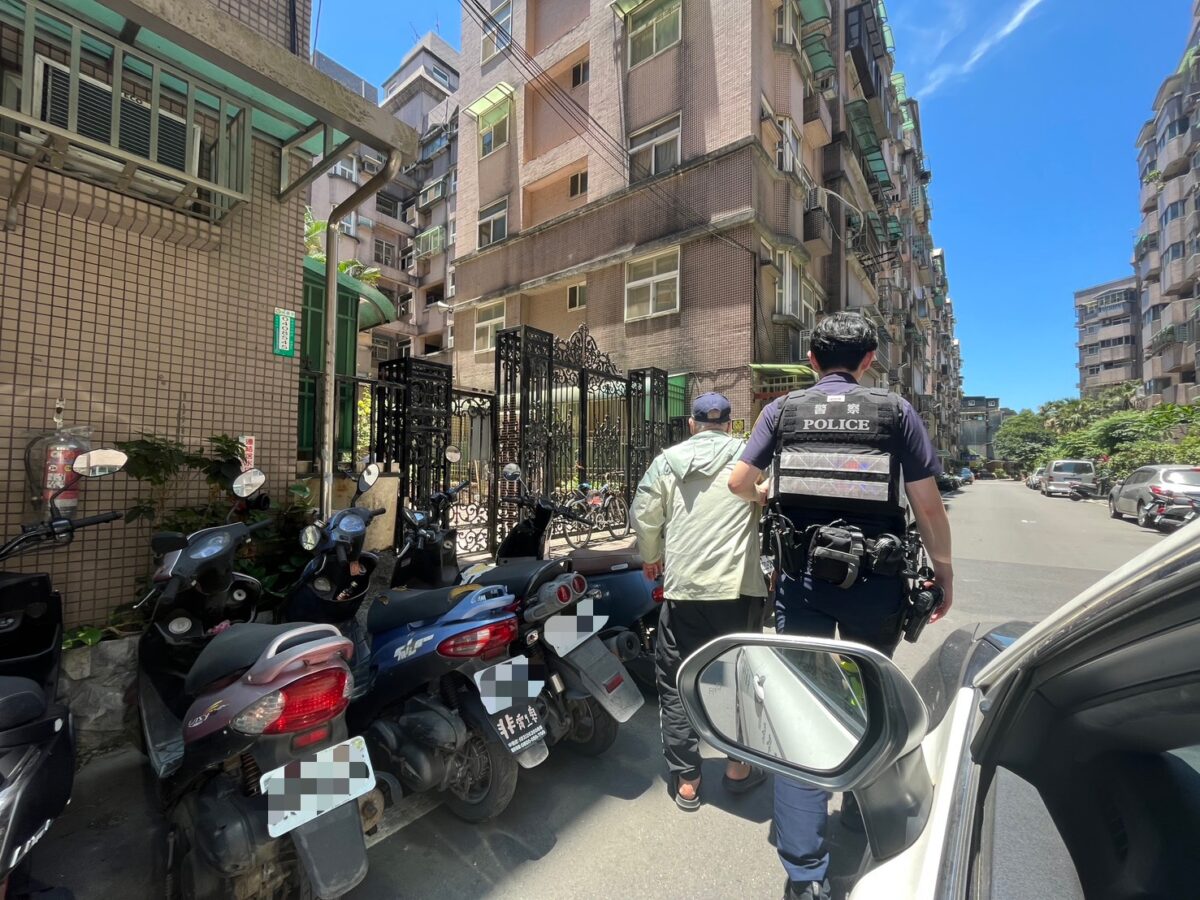 8旬翁外出購物忘記回家路 楊梅警暖心開車送返家 S 84131951 0
