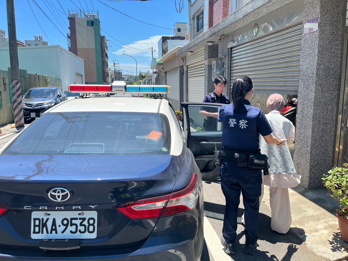 太熱了!楊梅老婦外出中暑摔傷 警貼心護送回家 S 84221985 0