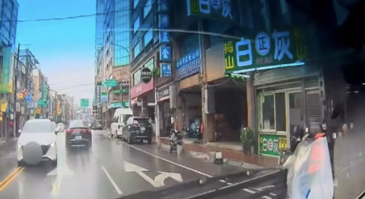 【有片】桃園男逆向撞巡邏車 辯看導航「這反應」揪毒駕 【有片】桃園男逆向撞巡邏車 辯看導航「這反應」揪毒駕
