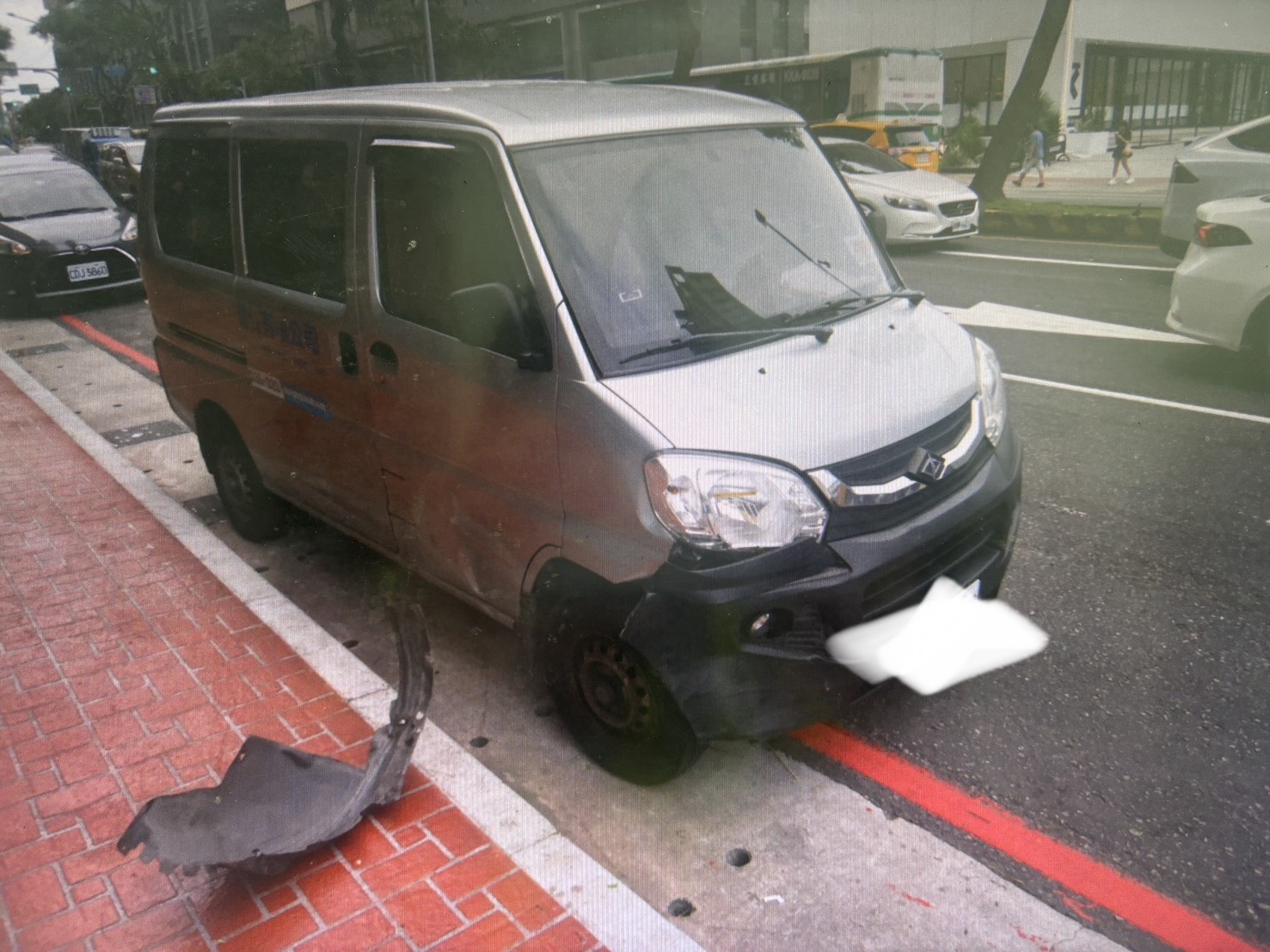 【有片】龜山文化二路「整排機車被撞倒」路人遭波及 肇事駕駛跑了 S 89514061 0