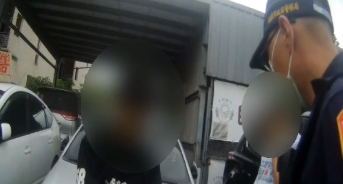 神情露餡!桃園毒駕連撞2車 警當場搜出依托咪酯 S 89923586
