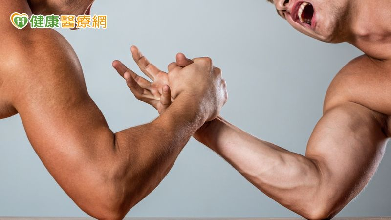 壯男比腕力竟造成肱骨骨折 骨醫教你安全進行娛樂活動 壯男比腕力竟造成肱骨骨折 骨醫教你安全進行娛樂活動