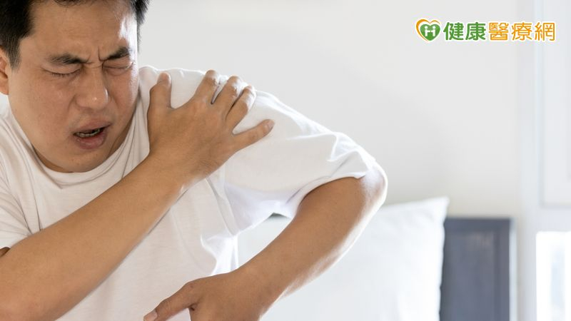手車禍半年後肩痛如「被封印」!中醫「小針刀」助重拾靈活身 手車禍半年後肩痛如「被封印」!中醫「小針刀」助重拾靈活身