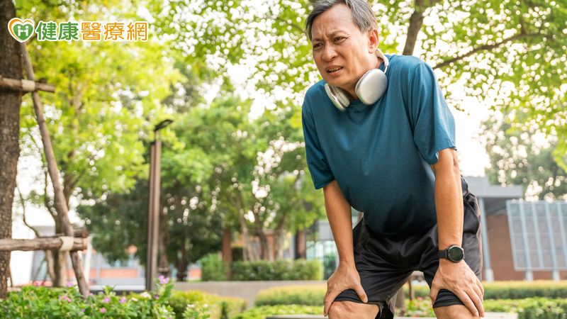 爬樓梯喘、乾咳別輕忽!70歲翁確診肺纖維化 肺部變身「菜瓜布」 爬樓梯喘、乾咳別輕忽!70歲翁確診肺纖維化 肺部變身「菜瓜布」