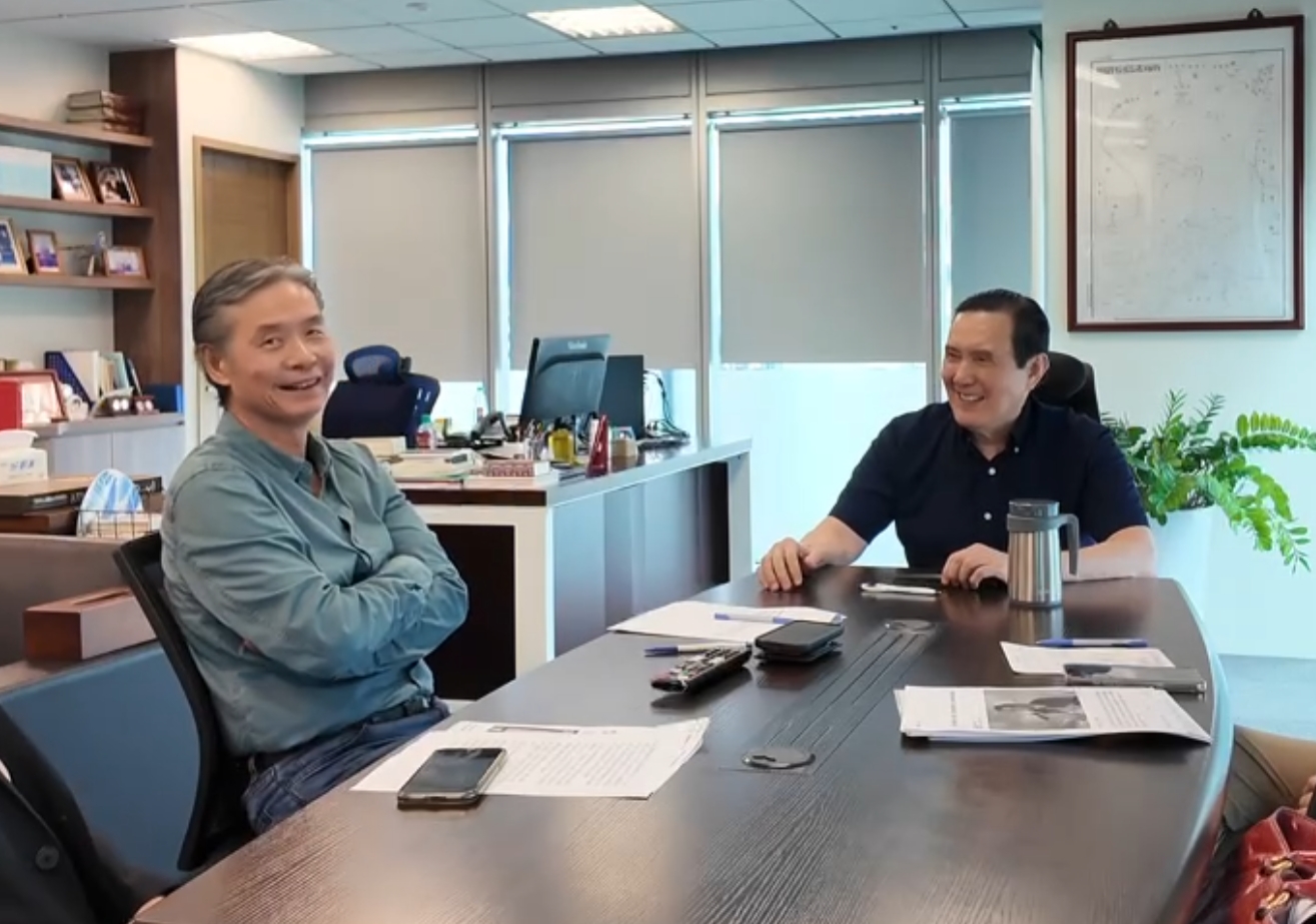 寫錯名就掐脖?馬英九遭爆赴中大鬧宴席 馬辦澄清有不滿但絕沒動手 寫錯名就掐脖?馬英九遭爆赴中大鬧宴席 馬辦澄清有不滿但絕沒動手