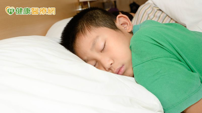 睡不飽恐影響專注、學習與情緒!醫籲睡前遠離藍光 充足睡眠守護腦發展 睡不飽恐影響專注、學習與情緒!醫籲睡前遠離藍光 充足睡眠守護腦發展