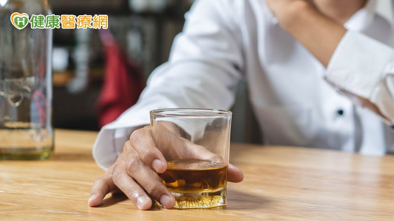 小酌怡情?研究:少量飲酒仍與大腦血流減少有關 恐增認知退化風險 小酌怡情?研究:少量飲酒仍與大腦血流減少有關 恐增認知退化風險