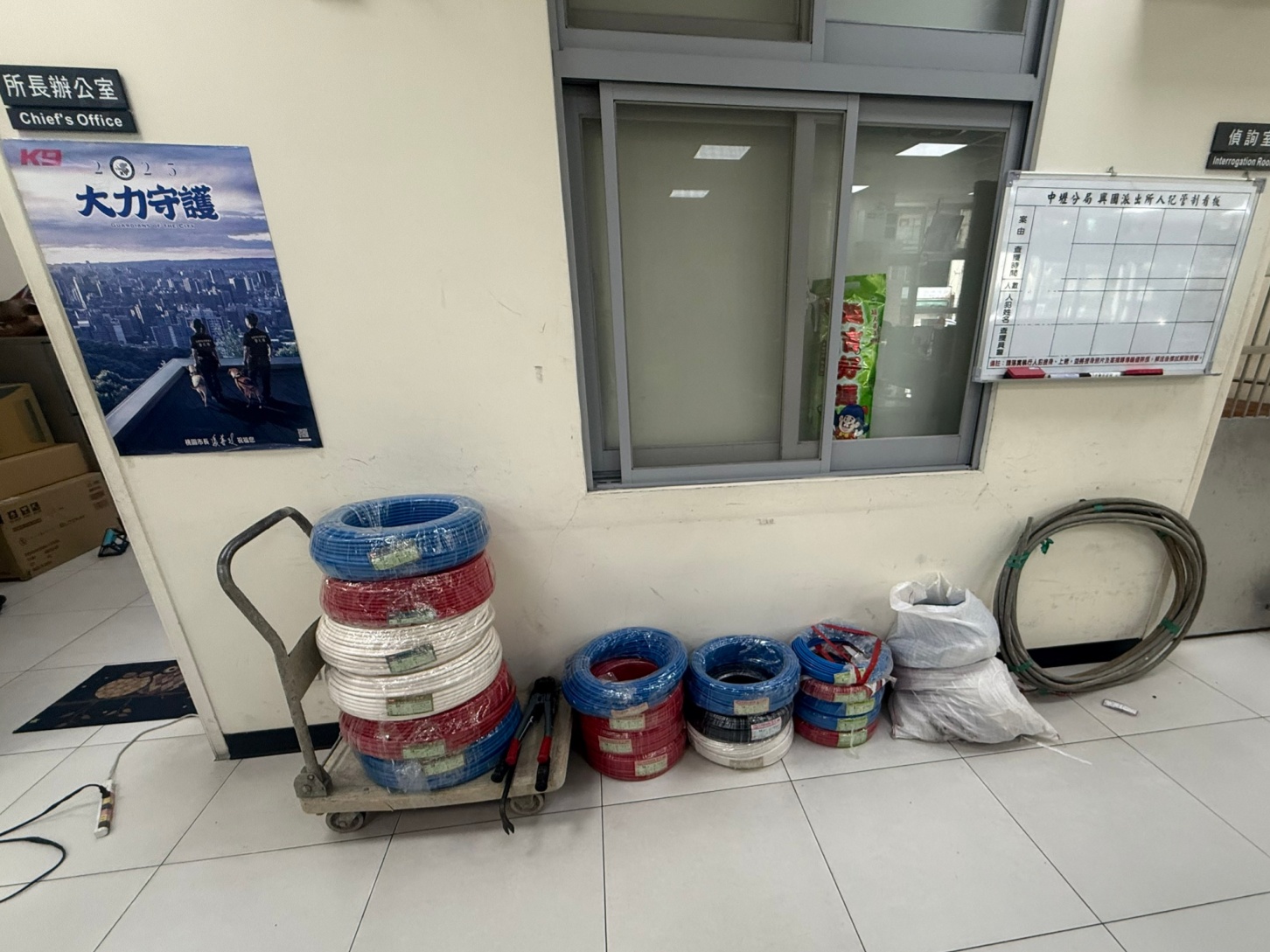 中壢工地電纜線遭竊 警搜索犯嫌住處發現喪屍煙彈 het3 1