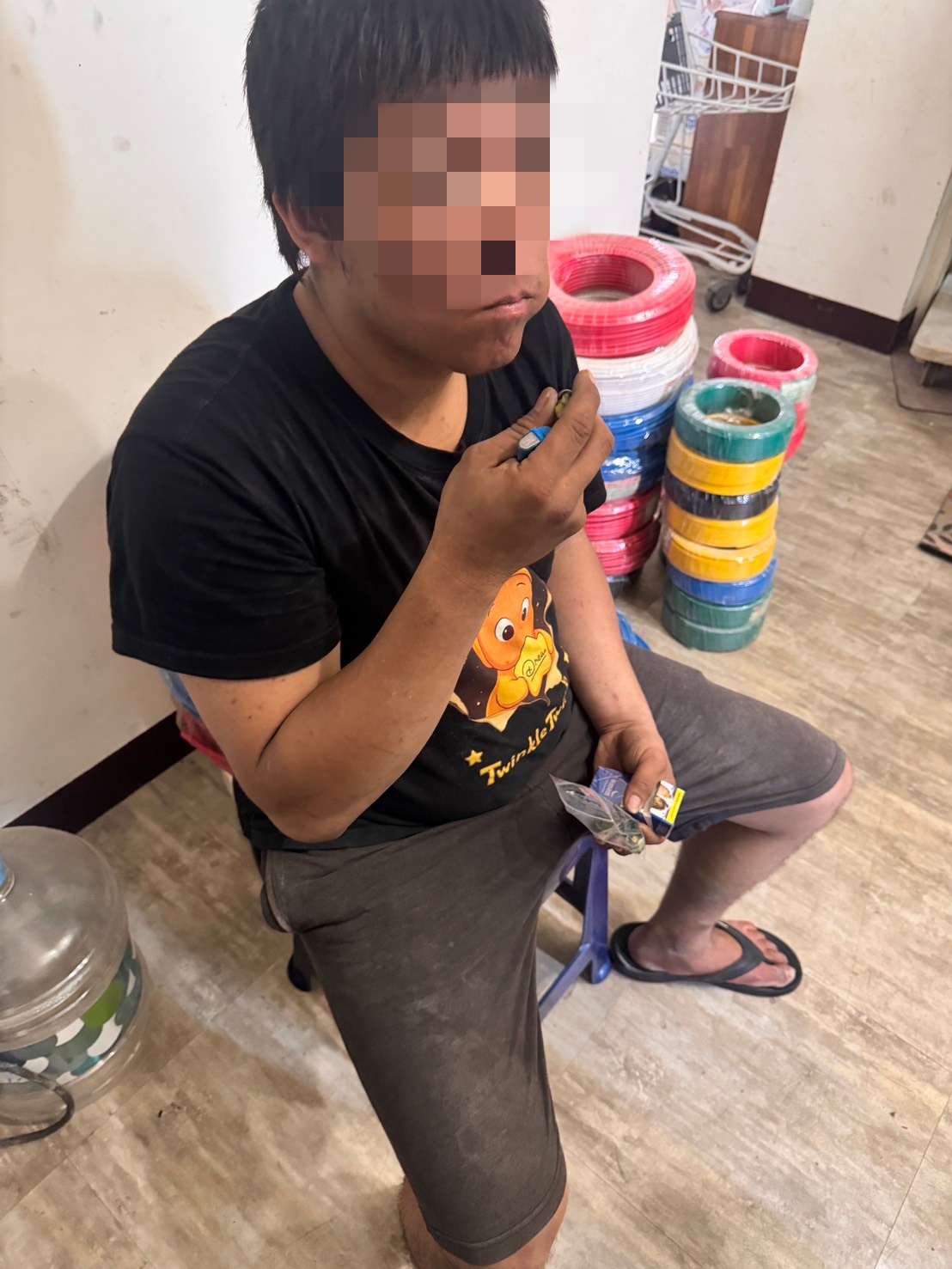 中壢工地電纜線遭竊 警搜索犯嫌住處發現喪屍煙彈 het3 2
