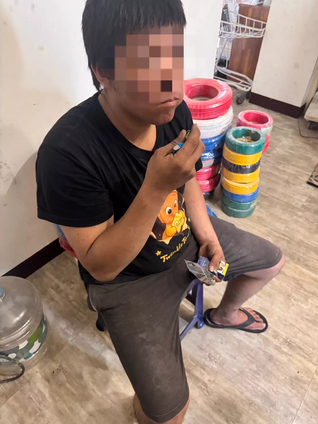 中壢工地電纜線遭竊 警搜索犯嫌住處發現喪屍煙彈 het3 2