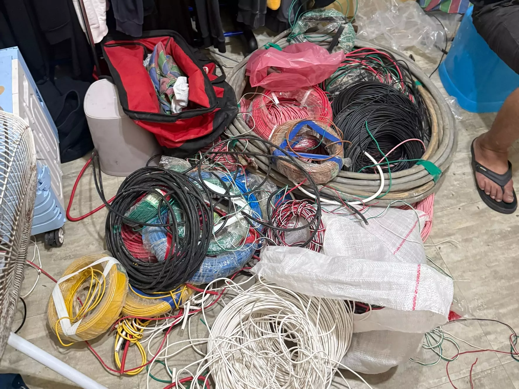 中壢工地電纜線遭竊 警搜索犯嫌住處發現喪屍煙彈 中壢工地電纜線遭竊 警搜索犯嫌住處發現喪屍煙彈