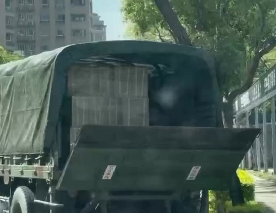 尷尬!桃園軍卡疑為閃避車禍 竟擦撞路邊行道樹 尷尬!桃園軍卡疑為閃避車禍 竟擦撞路邊行道樹