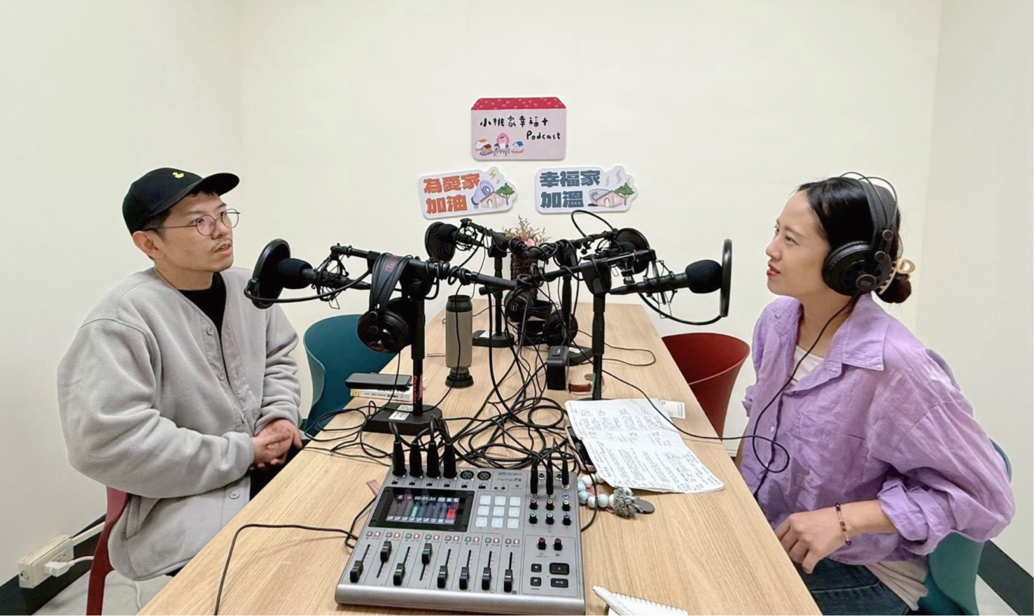 作家陳夏民左、諮商心理師黃之盈右 錄製「小桃家幸福 」Podcast對談
