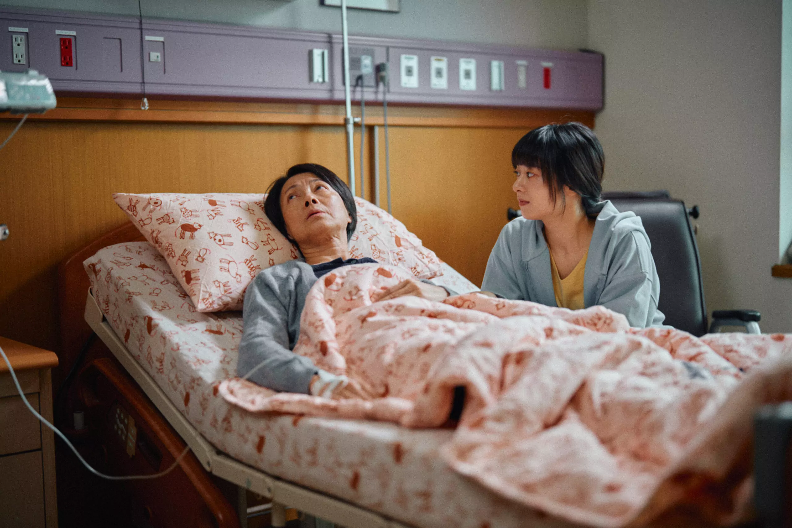金鐘影后新人對決!柯淑勤癌末掙扎 許莉廷心碎:我們像時差孤島 金鐘影后新人對決!柯淑勤癌末掙扎 許莉廷心碎:我們像時差孤島