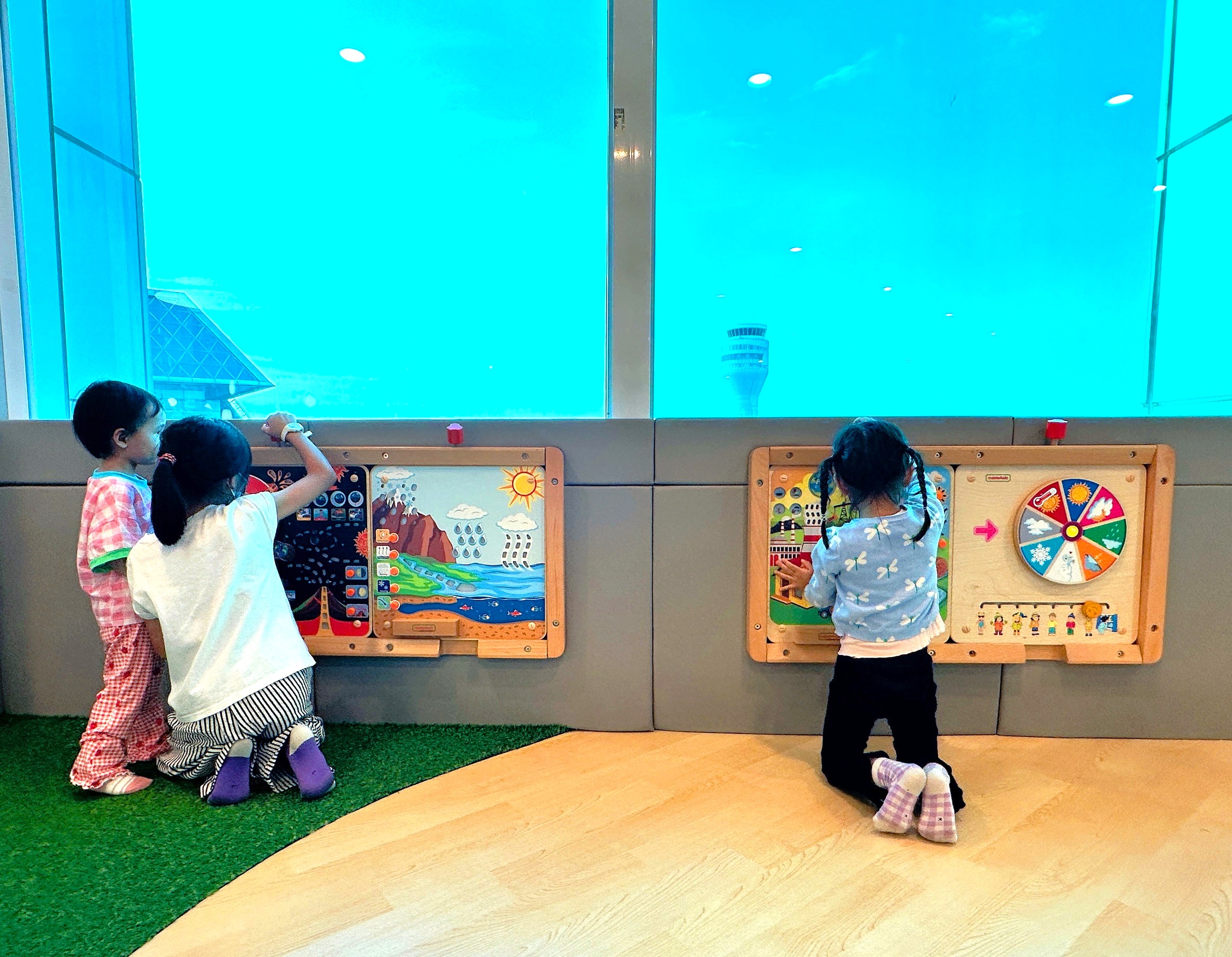 圖2 兒童遊戲區以綠建材打造溜滑梯、積木牆及互動遊戲牆，讓家長得以從容育兒。