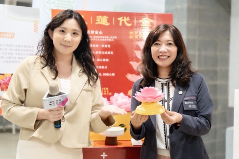 圖4桃園市青年局長侯佳齡參觀導覽與在地青年佐佑設計許佑茹設計師合影 0