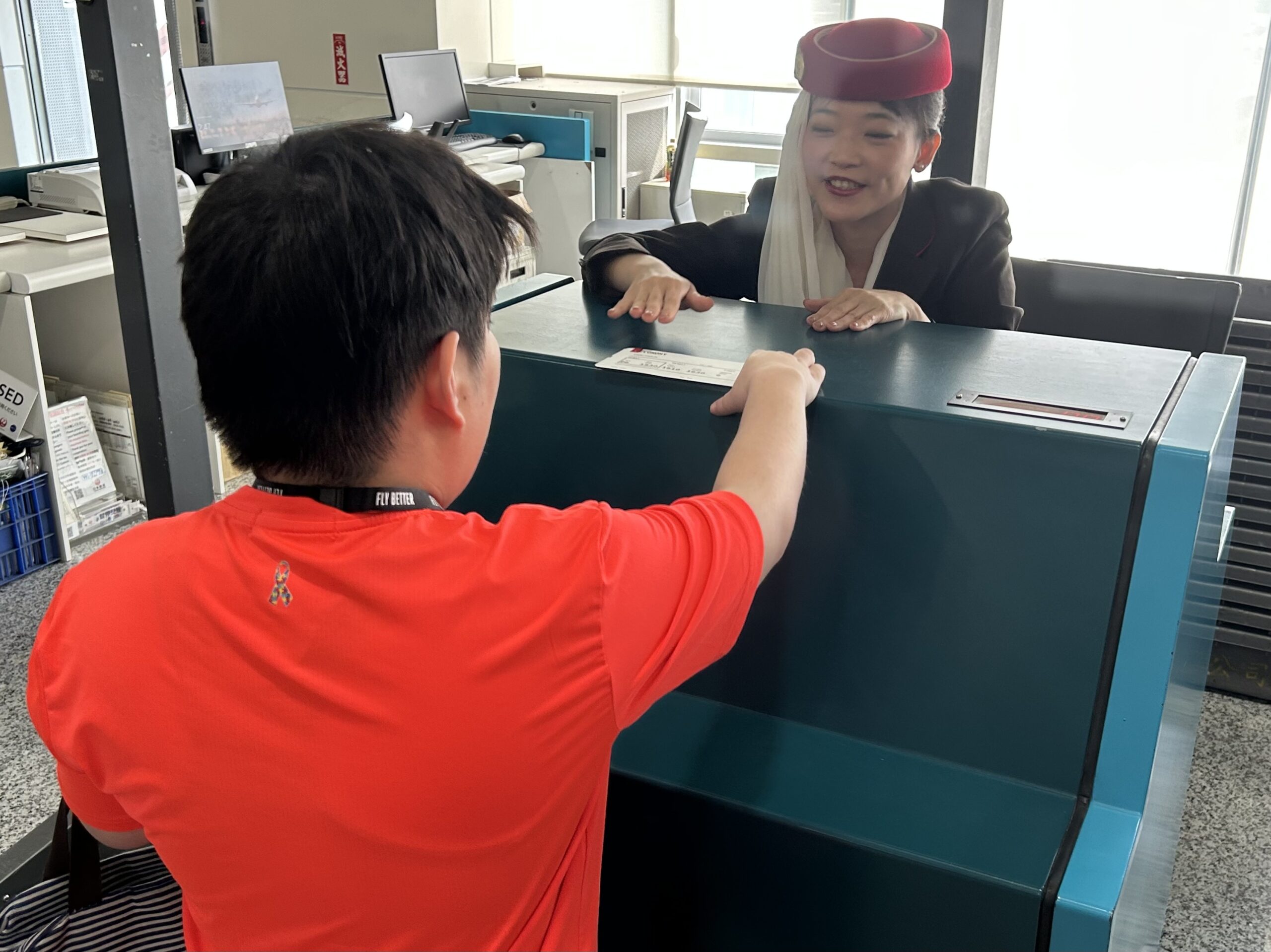 星兒透過報到櫃台、安檢、證照查驗到候機等一系列流程，體驗每個搭機環節。 scaled