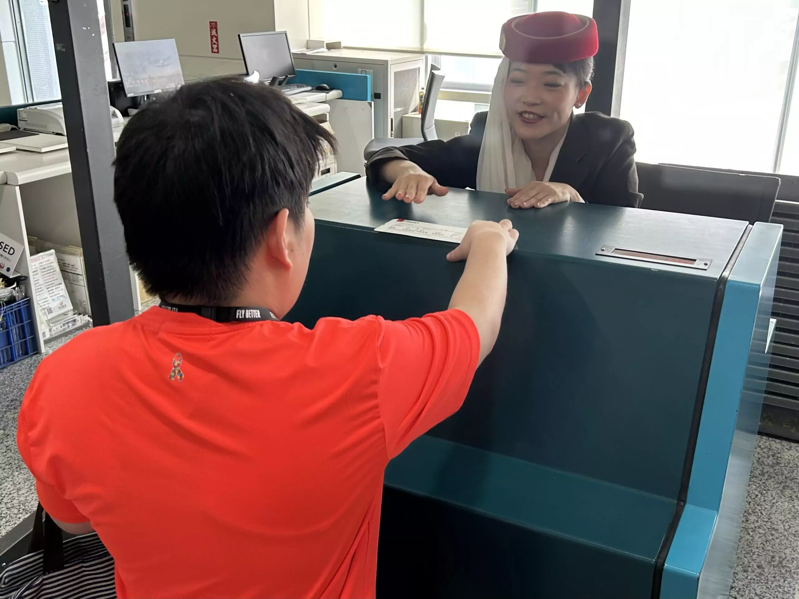 星兒透過報到櫃台、安檢、證照查驗到候機等一系列流程，體驗每個搭機環節。 scaled