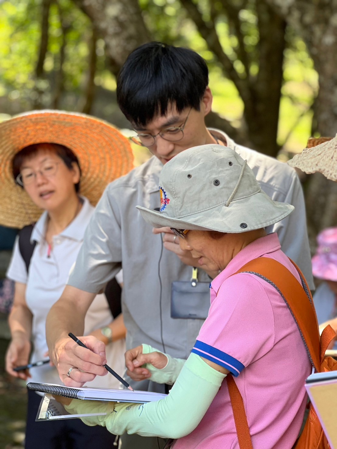 圖1、跟著插畫家的腳步觀察森林生態、紀錄自然。