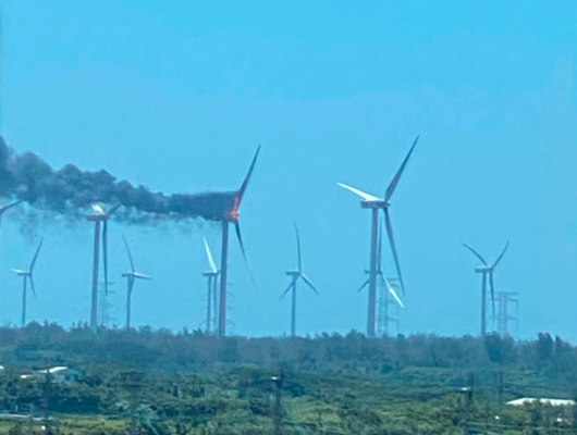 雲林風電機疑天熱燒出濃煙!高45公尺難滅火 台電回應了 雲林風電機疑天熱燒出濃煙!高45公尺難滅火 台電回應了