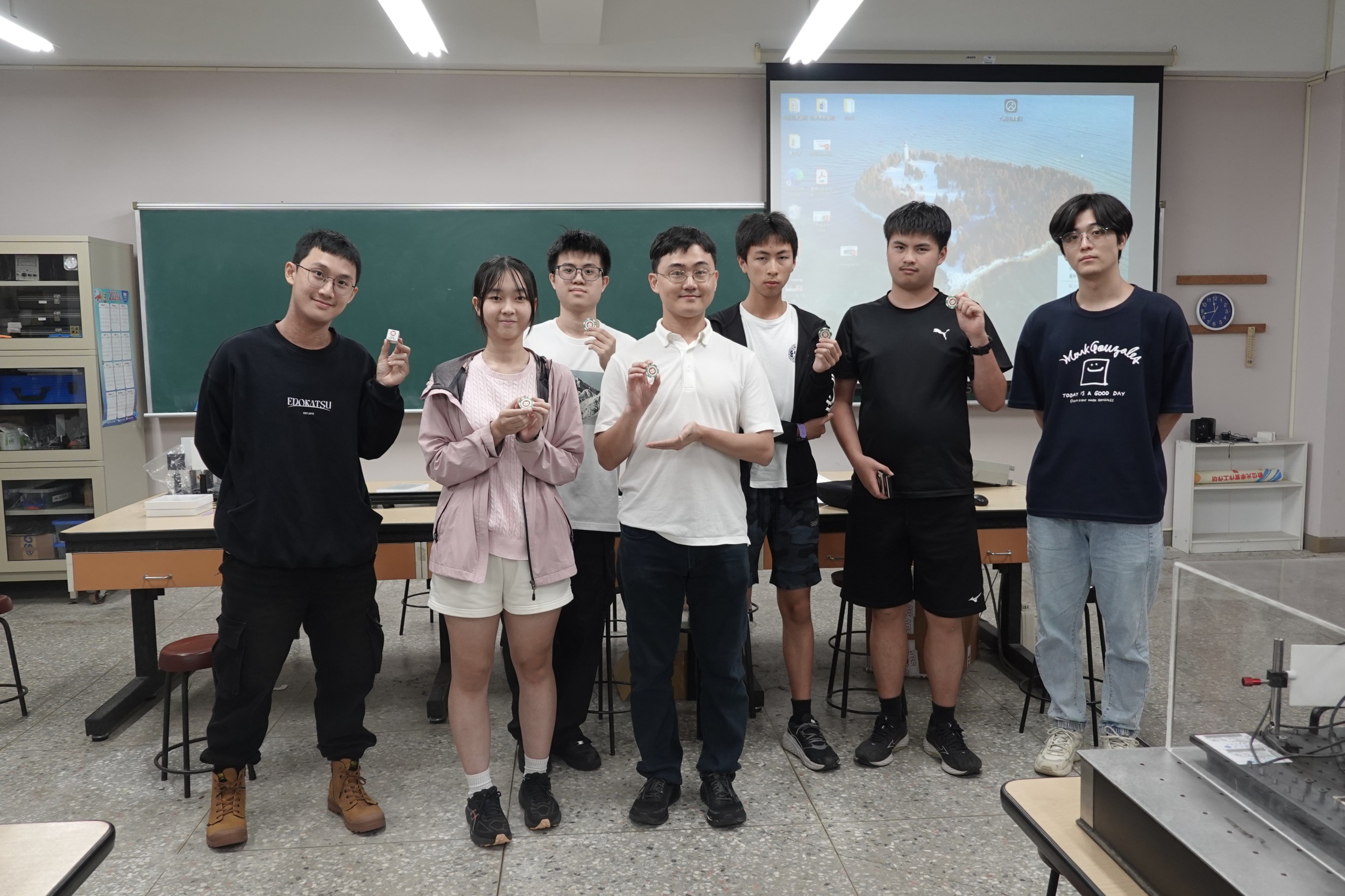 中原大學量子金融暨教育嘉年華登場 認識產業趨勢與未來應用 02 中原大學「量子科技體驗工作坊」學員與授課教師於課程結束後合影,為量子探索之旅 0