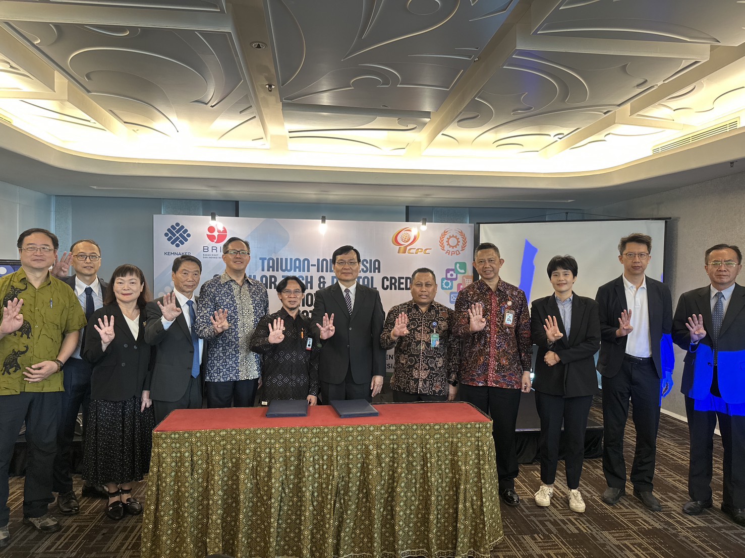 桃園社會局、張老師攜手打造避風港 第四區少年服務中心開幕 02 臺灣代表團出席臺印尼產業鏈結論壇,推動低碳循環科技與永續產業交流合作。 0