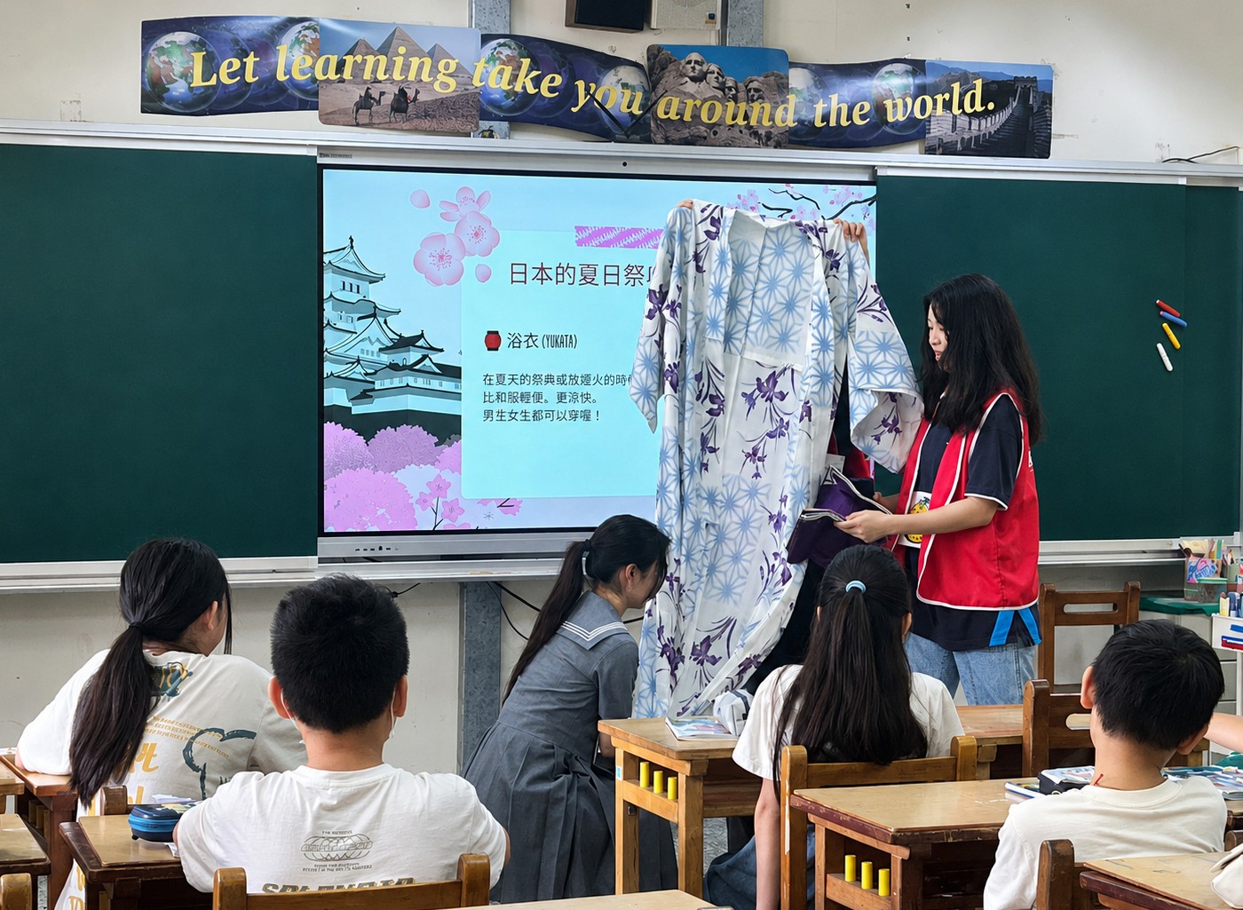 02 中原大學日籍境外生岩橋柚羽展示浴衣服飾，介紹日本節慶文化與傳統穿著特色。 0