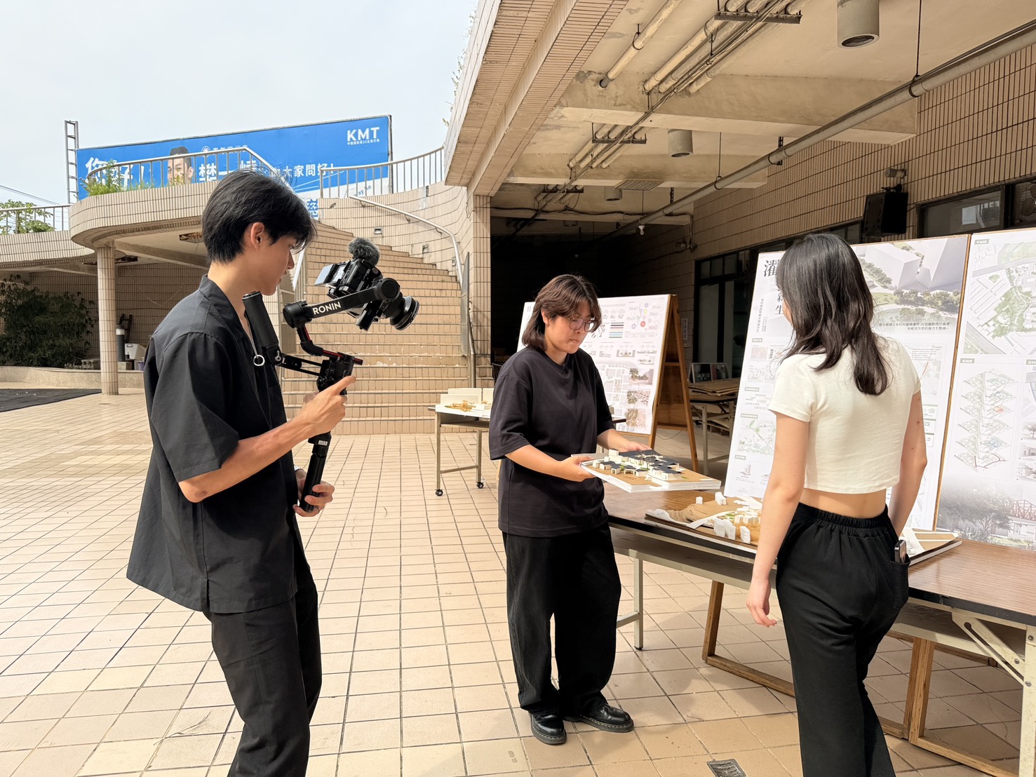 桃園工程督導考核6績優單位出爐 張善政:將經費發揮最大效益 03 中原大學地景建築系學生鍾謹慧中、周怡辰右於成果展中解說作品「濯引新生」,以