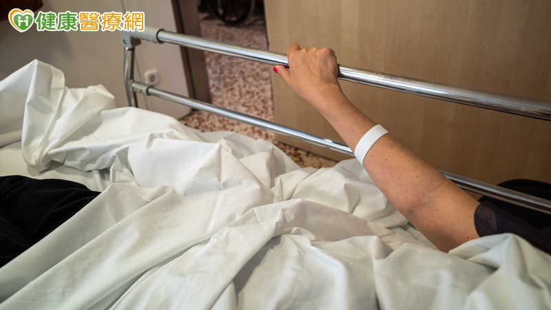 伊波拉疫區返台!4人須自主健康管理 1人發燒採檢陰性已排除感染 伊波拉疫區返台!4人須自主健康管理 1人發燒採檢陰性已排除感染