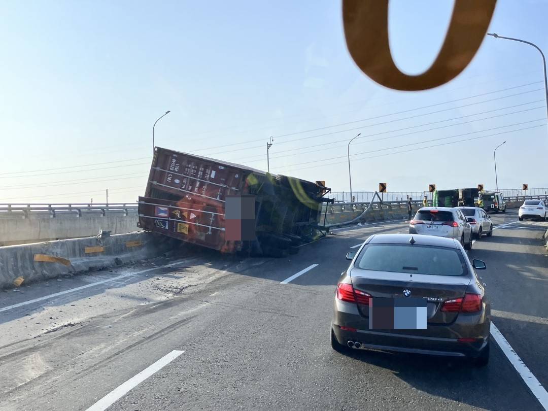 台66大溪段聯結車翻覆「車頭與貨櫃脫節」 駕駛一度受困