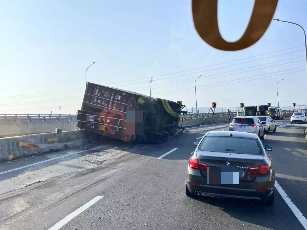 台66大溪段聯結車翻覆「車頭與貨櫃脫節」 駕駛一度受困 台66大溪段聯結車翻覆「車頭與貨櫃脫節」 駕駛一度受困