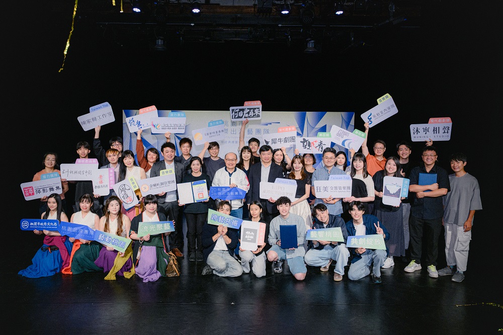 桃園授證12傑出演藝團隊、4潛力團隊 提升在地表演藝術能見度 115年度傑團大合照 0