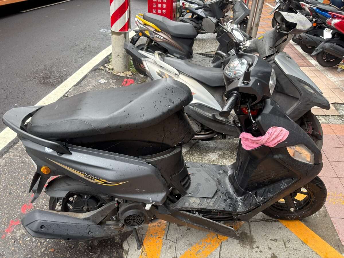 【有片】無號誌路口猛衝釀禍!小客車、機車碰撞 男騎士噴飛倒地 12345 6