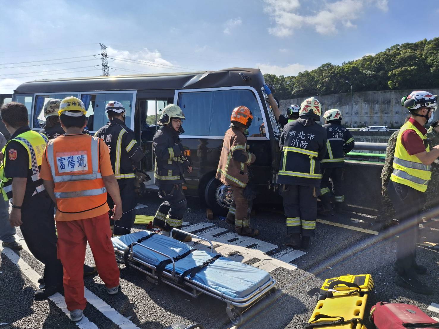 快訊/五楊高架桃園龜山路段軍巴、遊覽車事故 11人受傷駕駛受困 132995