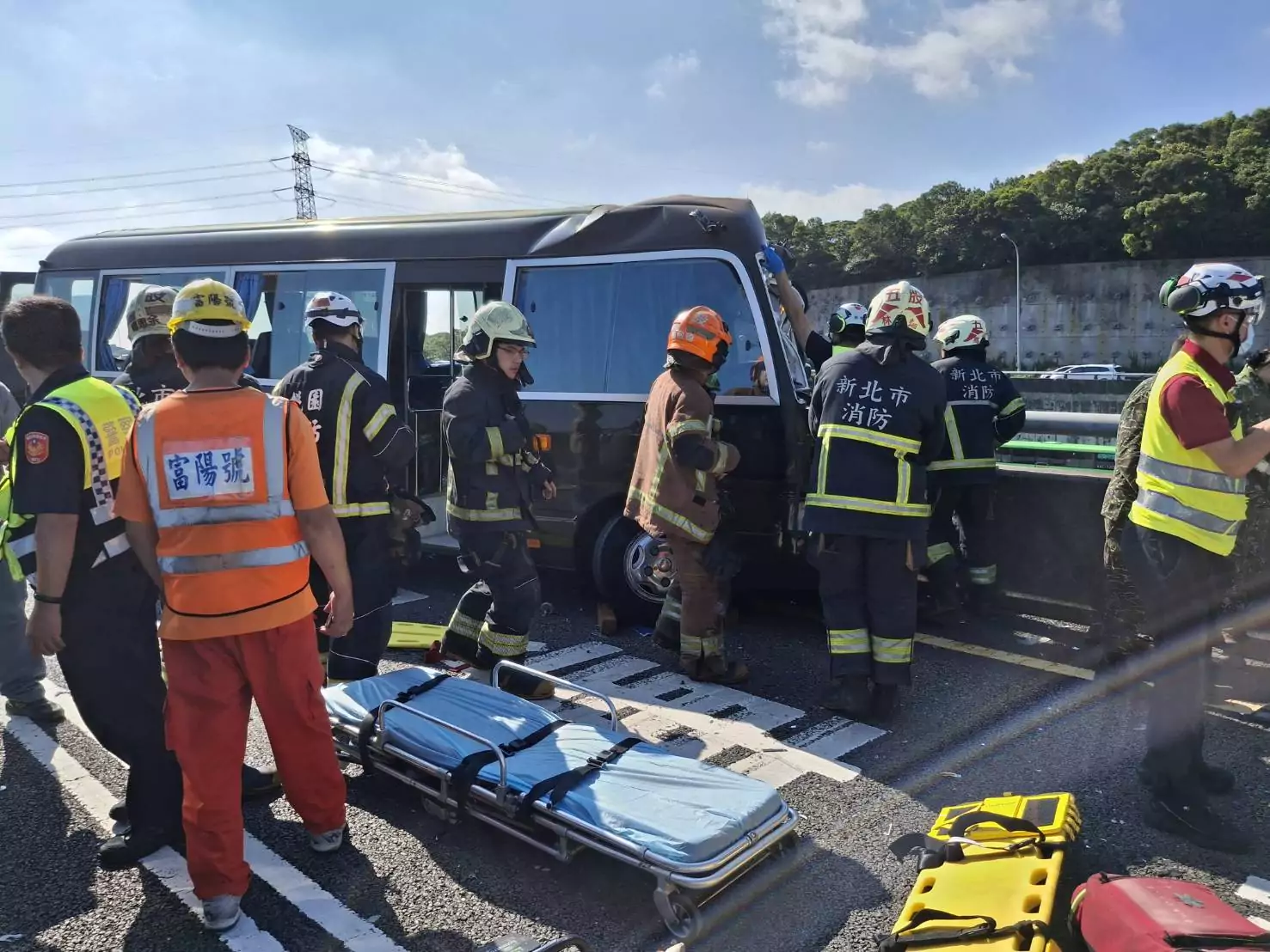 快訊/五楊高架桃園龜山路段軍巴、遊覽車事故 11人受傷駕駛受困 132995