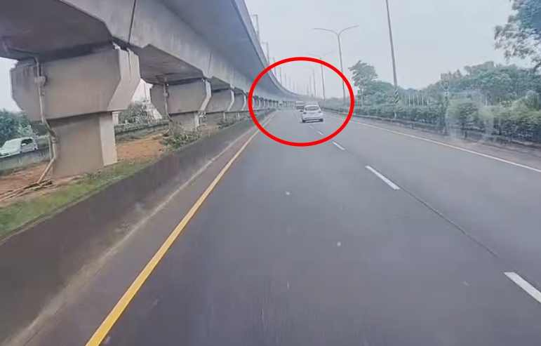 【有片】又是毒駕?新屋轎車蛇行、掃整排三角錐 驚險畫面全都錄 【有片】又是毒駕?新屋轎車蛇行、掃整排三角錐 驚險畫面全都錄