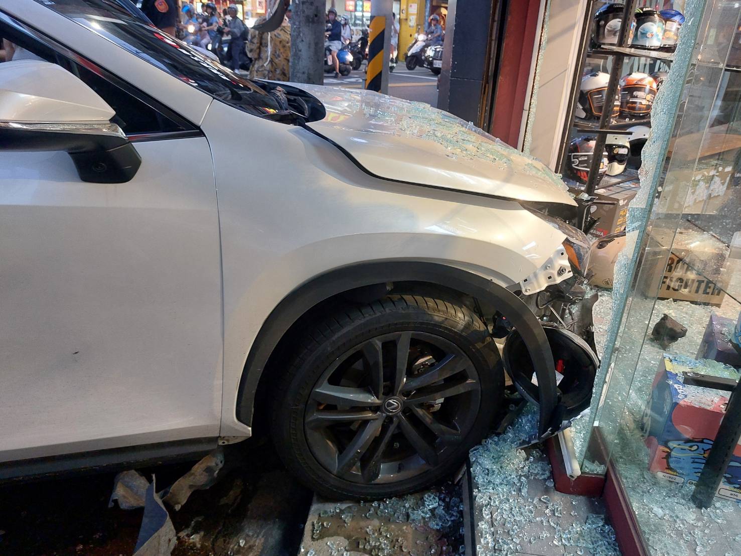 桃園女毒駕中山東路連撞2車 失控鏟進店家
