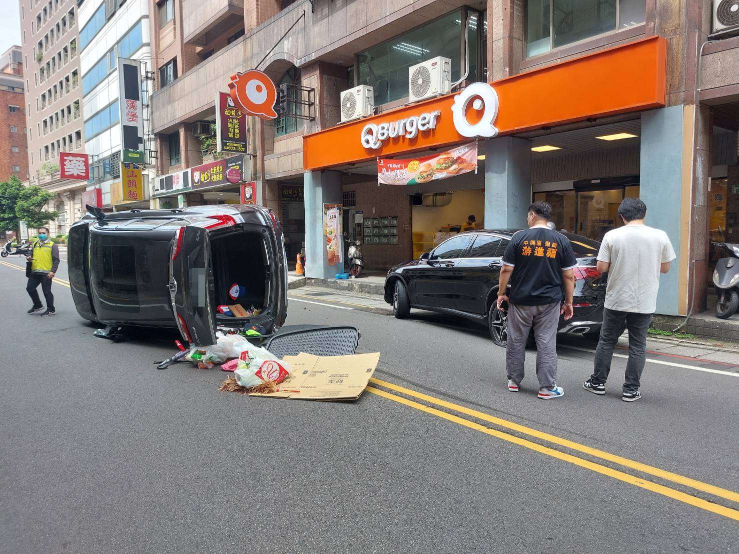 桃園民安路驚悚翻車!七旬翁操作失控撞路邊車慘況曝 桃園民安路驚悚翻車!七旬翁操作失控撞路邊車慘況曝