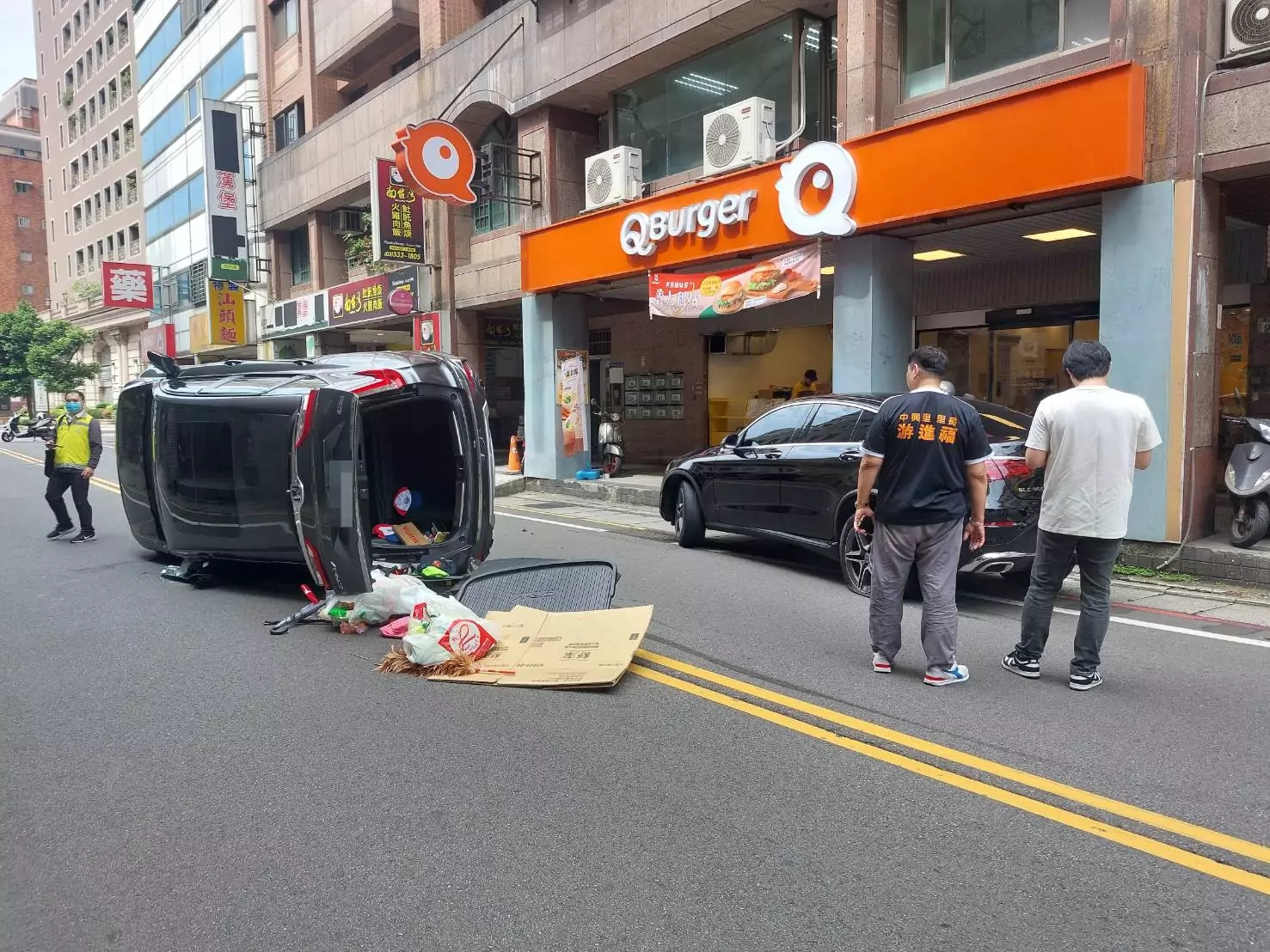 桃園民安路驚悚翻車!七旬翁操作失控撞路邊車慘況曝 桃園民安路驚悚翻車!七旬翁操作失控撞路邊車慘況曝