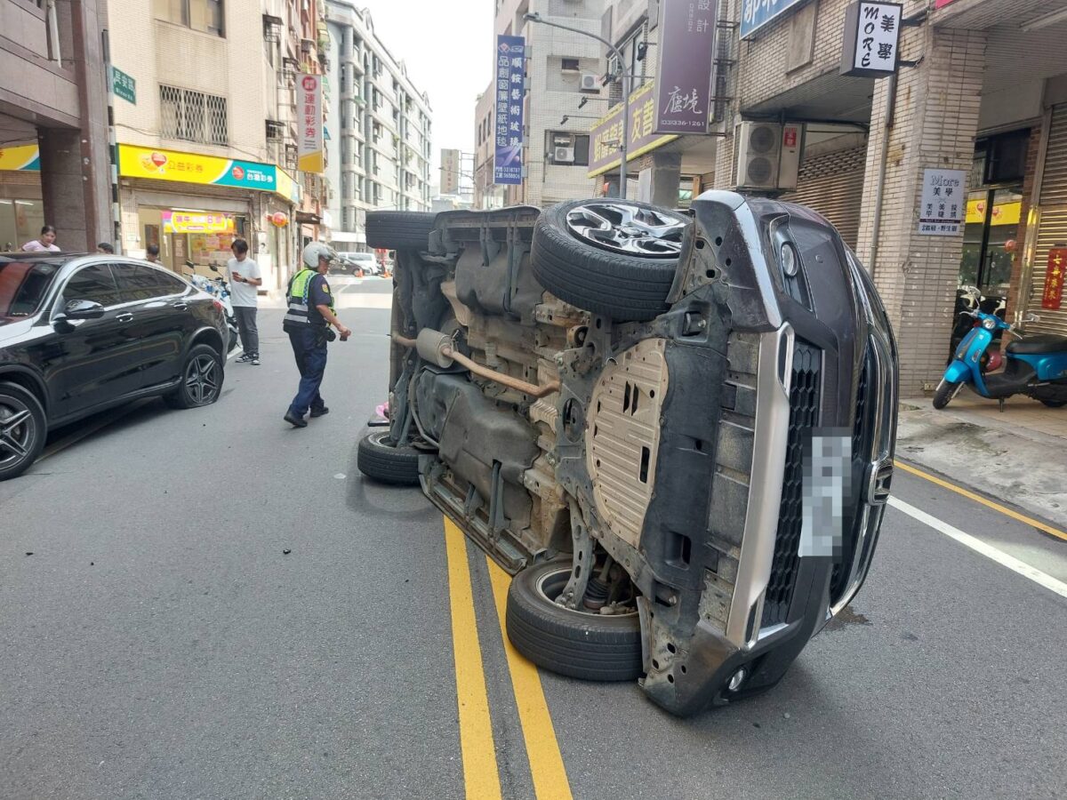 桃園民安路驚悚翻車!七旬翁操作失控撞路邊車慘況曝 2559069 0