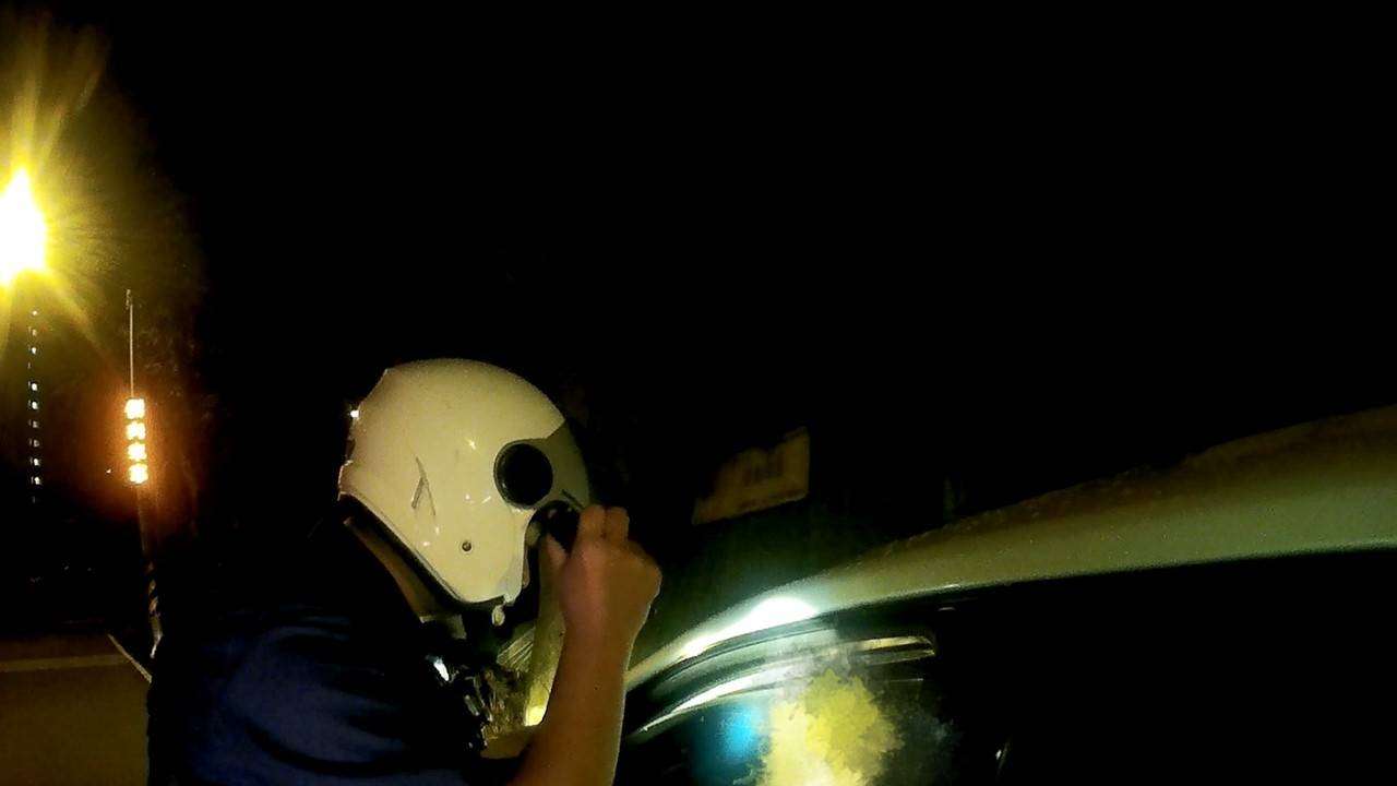 男子深夜車內拉K拒檢踩油門 警強勢破窗壓制逮人 男子深夜車內拉K拒檢踩油門 警強勢破窗壓制逮人