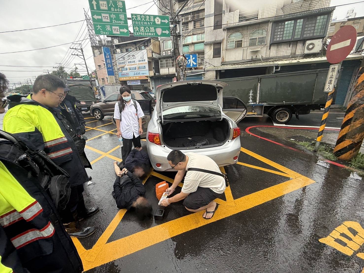桃園詐團車手雨天遭警壓制在地 目擊者笑:這裡不是游泳池bro 2568682 0