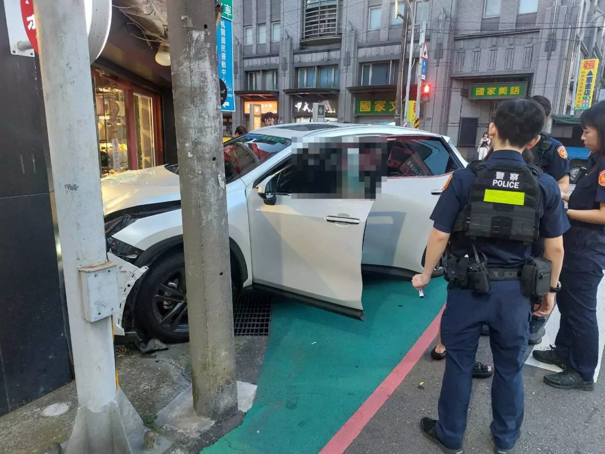 【有片】桃園女毒駕連環撞!失控衝撞店家 車內搜出喪屍菸彈 2583659 0